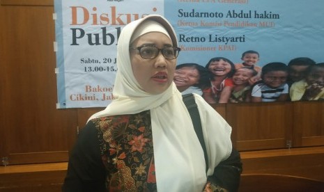 Komisioner Bidang Pendidikan KPAI, Retno Listyarti memberikan keterangan kepada wartawan usai menghadiri diskusi publik 'PR Pendidikan di Hari Anak' di Menteng, Jakarta Pusat, Sabtu (20/7). 