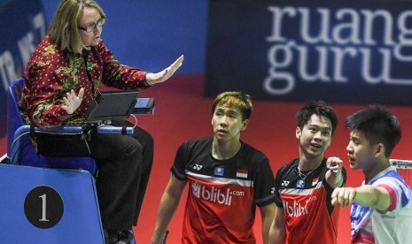 Wasit asal Australia Kelly Hoare (kiri) mengenakan kemeja batik saat memimpin pertandingan babak semifinal Blibli Indonesia Open 2019 di Istora Senayan, Jakarta, Sabtu (20/7/2019).