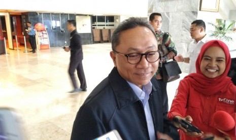 Ketua MPR Zulkifli Hasan  memberi keterangan pers di Kompleks Parlemen, Senayan,  Jakarta, Senin (22/7). 