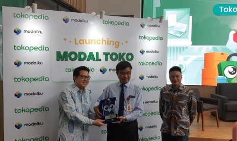 AVP Fintech Tokopedia Samuel Sentana, Pengaturan Perizinan dan Pengawasan Fintech OJK Hendrikus Passagi dan CEO Modalku Reynold Wijaya dalam peluncuran fitur Modal Toko di Tokopedia Tower, Jakarta, Senin (22/7).