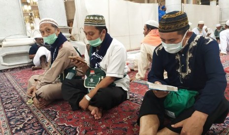 Jamaah haji Indonesia sedang membaca Al-Quran seusai shalat Subuh di Masjid Nabawi Madinah, Selasa (22/7). Jamaah haji memanfaatkan waktu dengan memperbanyak membaca Al-Quran, zikir, dan ibadah sunnah lainnya selama kegiatan arbain