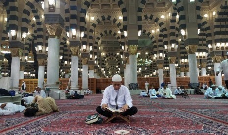 Jamaah haji Indonesia sedang membaca Al-Quran seusai shalat Subuh di Masjid Nabawi Madinah.