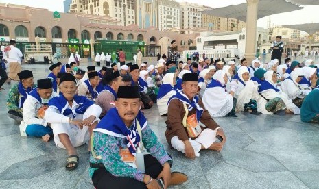 Jamaah haji Indonesia mengikuti manasik haji di pelataran Masjid Nabawi,  Madinah,  Selasa (22/7). Manasik haji dilakukan untuk memantapkan pemahaman ibadah secara baik dan benar.