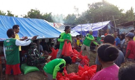 Tim DMC Dompet Dhuafa salurkan bantuan untuk pengungsi di Desa Gene Luar, Kecamatan Gene Timur Selatan, Halmahera Selatan, Maluku Utara.