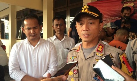 Kapolres Garut AKBP Budi Satria Wiguna menunjukkan barang bukti berupa telepon genggam hasil penjambretan di Kabupaten Garut, Senin (22/7). 