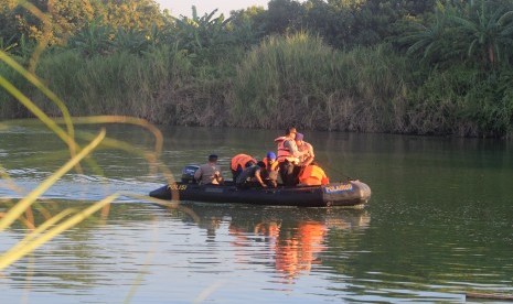 Personel Polri dan BPBD melakukan pencarian pesawat latih jenis Cessna yang tenggelam di Sungai Cimanuk, Cantigi, Indramayu, Jawa Barat, Senin (22/7/2019).