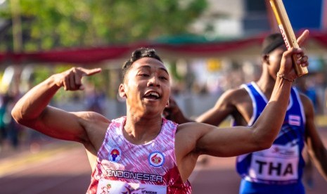 Pelari Indonesia Adith Richi Pradana melakukan selebrasi saat menyentuh garis finis pada final Lari Estafet 4x100 meter Putra Atletik ASEAN Schools Games ke-11 Tahun 2019 di GOR Tri Lomba Juang, Semarang, Jawa Tengah, Senin (22/7/2019).