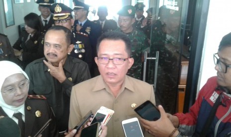 Bupati Tasikmalaya Ade Sugianto saat diwawancarai wartawan, Senin (22/7). 