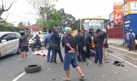 Kecelakaan melibatkan bus dengan sepeda motor (ilustrasi)