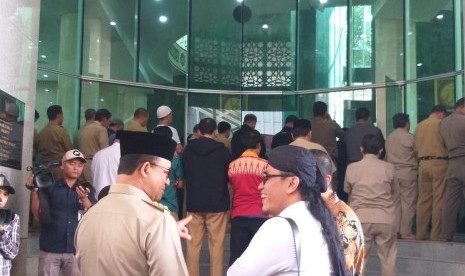 KH Miftah Maulana Habiburrahman atau akrab disapa Gus Miftah menjadi penceramah dalam kajian bulanan di Masjid Fatahillah, Balai Kota, Jakarta Pusat didampingi Gubernur  DKI Jakarta Anies Rasyid Baswedan, Selasa (23/7).