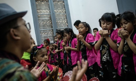 Sejumlah anak berdoa saat peringatan Hari Anak Nasional di Museum Kebangkitan Nasional, Jakarta, Selasa (23/7/2019).