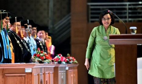 Menteri Keuangan Sri Mulyani Indrawati berjalan menuju mimbar untuk menyampaikan orasi ilmiah pada Dies Natalis Ke-38 Universitas PGRI Semarang, di Semarang, Jawa Tengah, Selasa (23/7/2019).