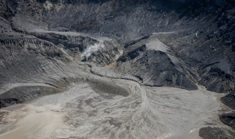 Kepulan asap keluar dari Kawah Ratu Gunung Tangkuban Parahu di Kabupaten Bandung Barat, Jawa Barat, Selasa (23/7/2019).