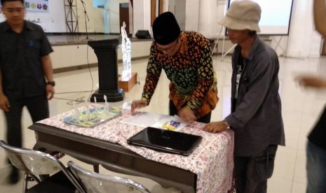 Wali Kota Sukabumi Achmad Fahmi meluncurkan aplikasi digital metode pembelajaran karakter berbasis wayang Sukuraga di Gedung Juang 45 Kota Sukabumi, Selasa (23/7).