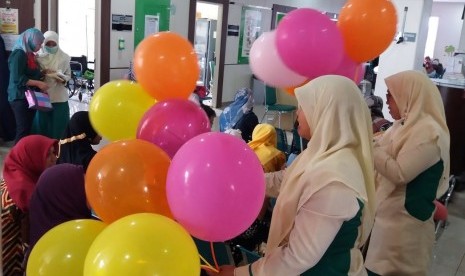 Rumah Sakit PKU Muhammadiyah Solo menggelar pojok edukasi sehat bertema Mengenal Hepatitis A dalam rangka Hari Anak Nasional, di selasar Ruang Rawat Inap Anak Arofah, Selasa (23/7).  