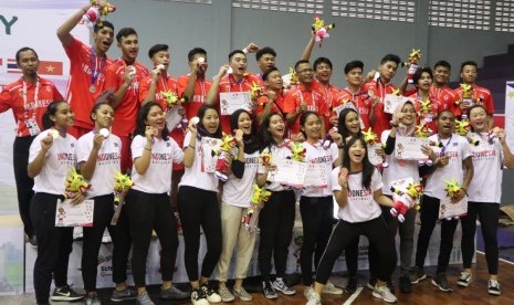 Tim basket putra dan putri Indonesia di Asean Schools Games 2019. Saat menerima medali. Tim putra meraih perak usia dikalahkan Filipina 51-100. Sementara tim putri meriah perunggu usai mengalahkan Malaysia, Selasa (23/7) di GOR Sahabat Semarang.