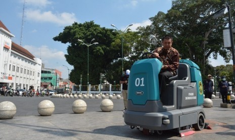 Wali Kota Yogyakarta, Haryadi Suyuti, mencoba alat pengepel  (scrubber dryer) di Malioboro, Selasa (23/7). 