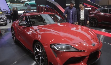 Direktur Marketing PT Toyota-Astra Motor (TAM) Anton Jimmi Suwandy (kiri) dan Kazunori Minamide, memperkenalkan Toyota GR Supra kepada media di booth Toyota pada Gaikindo Indonesia International Auto Show (GIIAS) 2019 di ICE BSD City, Tangerang, Banten, Selasa (23/7/2019).