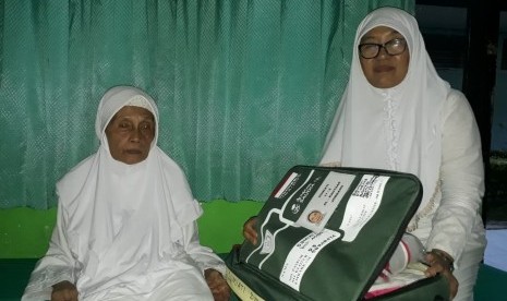 Nenek Sumiati (107) jamaah haji tertua di Embarkasi Surabaya