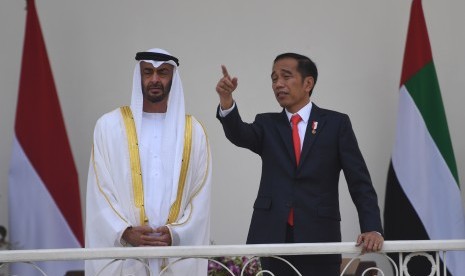 UAE Umumkan Investasi 10 Miliar Dolar AS ke Indonesia. Presiden Joko Widodo (kanan) berbincang dengan Putra Mahkota Abu Dhabi/Wakil Panglima Tertinggi Angkatan Bersenjata Uni Emirat Arab Sheikh Mohamed Bin Zayed Al Nahyan (kiri) saat kunjungan kenegaraan di Istana Bogor, Jawa Barat, Kamis (24/7/2019). 