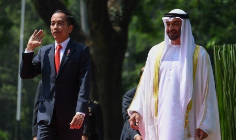 Presiden Joko Widodo (kiri) berbincang dengan Putra Mahkota Abu Dhabi/Wakil Panglima Tertinggi Angkatan Bersenjata Persatuan Emirat Arab Sheikh Mohamed Bin Zayed Al Nahyan (kanan) saat menerima kunjungan kenegaraan di Istana Bogor, Jawa Barat pada 24 Juli 2019.