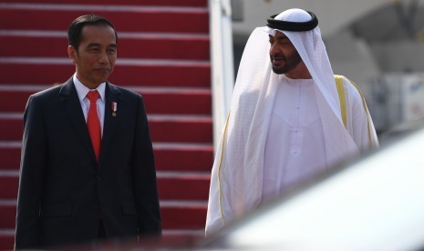 Presiden Joko Widodo berbincang dengan Putra Mahkota Abu Dhabi/Wakil Panglima Tertinggi Angkatan Bersenjata Persatuan Emirat Arab Sheikh Mohamed Bin Zayed Al Nahyan saat kunjungan kenegaraan di Bandara Soekarno Hatta, Banten,  pada 24 Juli 2019. Presiden Jokowi menunjuk  Putra Mahkota Abu Dhabi, Mohammed bin Zayed Al Nahyan, masuk dalam dewan pengarah pemindahan ibu kota negara. 