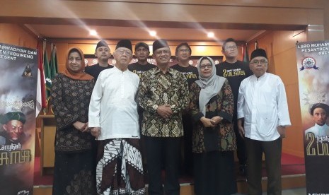 Konferensi pers film Jejak Langkah Dua Ulama di Kantor PP  Muhammadiyah Yogyakarta, Rabu (24/7). Hadir Ketua Umum PP Muhammadiyah Dr  Haedar Nashir, Pimpinan Ponpes Tebuireng KH Solahudin Wahid, Ketua LSBO PP  Muhammadiyah Syukriyanto AR dan Sutradara Sigit Ardiansyah.