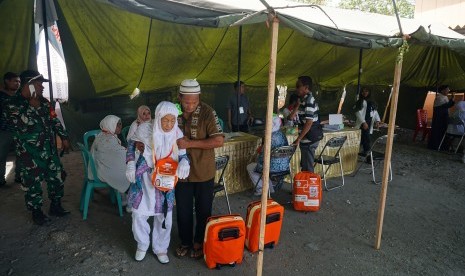 Sejumlah jamaah calon haji melakukan proses registrasi saat tiba di Asrama Haji Transit Palu di Palu, Sulawesi Tengah, Rabu (24/7/2019). Dinkes Kota Palu Lakukan Pemeriksaan Kesehatan Calon Jamaah Haji