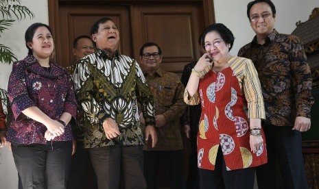 Ketua Umum PDI Perjuangan Megawati Soekarnoputri (kedua kanan) didampingi Puan Maharani (kiri) dan Prananda Prabowo (kanan) menerima Ketua Umum Partai Gerindra Prabowo Subianto (tengah) di kediaman Jalan Teuku Umar, Jakarta, Rabu (24/7/2019). 