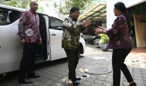 Putri Ketua Umum PDI Perjuangan Megawati Soekarnoputri, Puan Maharani menyambut kedatangan Ketua Umum Partai Gerindra Prabowo Subianto (tengah) di kediaman Jalan Teuku Umar, Jakarta, Rabu (24/7/2019).