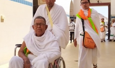 Rambut Rontok Ketika Ihram, Apa Hukumnya?. Foto ilustrasi: Jamaah haji Indonesia bersiap meninggalkan Masjid Bir Ali Madinah untuk menaiki bus yang akan membawa mereka menuju Makkah,  Rabu (24/7). Masjid Bir Ali atau Masjid Dzulhulaifah ini menjadi tempat miqat atau niat ihram bagi jamaah haji yang berangkat dari Madinah menuju Makkah untuk berhaji atau umrah. 