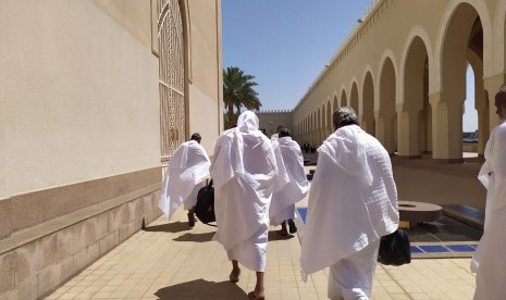 Jamaah haji Indonesia bersiap meninggalkan Masjid Bir Ali Madinah untuk menaiki bus yang akan membawa mereka menuju Makkah,  Rabu (24/7). Masjid Bir Ali atau Masjid Dzulhulaifah ini menjadi tempat miqat atau niat ihram bagi jamaah haji yang berangkat dari Madinah menuju Makkah untuk berhaji atau umrah. 