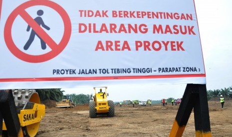 Pekerja PT Waskita Karya (Persero) Tbk menyelesaikan proyek jalan tol Tebing Tinggi - Parapat saat dimulainya pembangunan jalan tol tahap I di Tebing Tinggi, Sumatera Utara, Rabu (24/7). PT Waskita Karya (Persero) Tbk menargetkan pertumbuhan kinerja positif. 