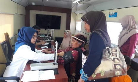 Sejumlah warga mendapat pelayanan kesehatan gratis di dalam Rail Clinic generasi ke-4 PT KAI Daop 3 Cirebon di Stasiun Terisi, Kecamatan Terisi, Kabupaten Indramayu, Kamis (25/7)