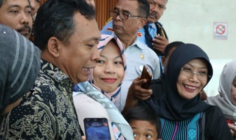 Terpidana UU ITE Baiq Nuril Maknun menyampaikan keterangan media usai DPR sepakati pertimbangan pemberian amnesti di Kompleks Parlemen, Senayan, Jakarta, Kamis (25/7). F