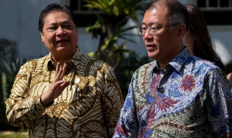 Menteri Perindustrian Airlangga Hartarto (kiri) berbincang dengan Executive Vice Chairman Hyundai Euisun Chung (kanan) seusai melakukan pertemuan dengan Presiden Joko Widodo di kompleks Istana Kepresidenan Jakarta, Kamis (25/7/2019).