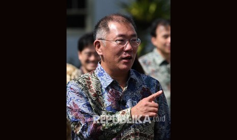 Executive Vice Chairman Hyundai Euisun Chung berjalan seusai melakukan pertemuan dengan Presiden Joko Widodo di kompleks Istana Kepresidenan Jakarta, Kamis (25/7/2019).