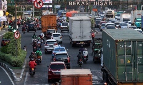 Sejumlah pengendara melintas di tanda pemberhentian sementara lampu merah simpang Jalan Ahmad Yani, di Bekasi, Jawa Barat, Rabu (24/7/2019).