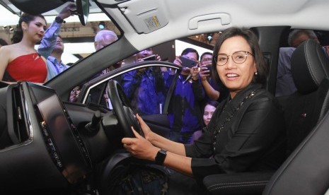 Menter Keuangan Sri Mulyani berada di balik kemudi mobil listrik Toyota Prius Plug-In Hybrid Electric Vehicle (PHEV) saat mengunjungi booth Toyota yang hadir di GIIAS 2019 di BSD City, Tangerang, Banten, Rabu (24/07/2019).