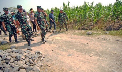 Pangdam IV/Diponegoro Mayjen TNI Mochamad Effendi (ketiga kiri) didampingi Danrem 071/Wijayakusuma Kolonel Kav Dani Wardhana (kedua kiri) meninjau pembangunan jalan desa saat Tentara Manunggal Membangun Desa (TMMD) Reguler ke-105 Kodim 0712 Tegal di Desa Jatimulya, Kabupaten Tegal, Jawa Tengah, Kamis (25/7/2019)