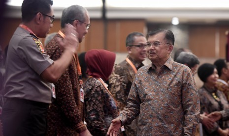 Wakil Presiden Jusuf Kalla (kanan) tiba di ruang Rapat Koordinasi Nasional Pengendalian Inflasi 2019 di Jakarta, Kamis (25/7/2019).