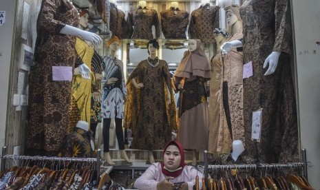 Pedagang pakaian menunggu calon pembeli di Pasar Tanah Abang, Jakarta, Kamis (25/7/2019). 