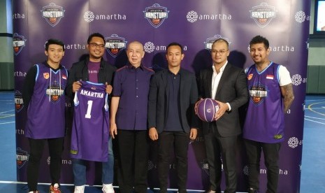 Konferensi pers Amartha Hangtuah di JAkarta, Jumat (26/7). Dari kiri: Abraham Wenas, Andi Taufan, Danny Kosasih (Ketua Perbasi) Junas Miradiarsyah (perwakilan IBL), Gading Joedo, dan Kelly Purwanto