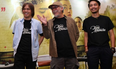 Para musisi Once Mekel (kiri), Iwan Fals (tengah) dan Fiersa Besari bersiap memberikan konferensi pers tentang soundtrack film Bumi Manusia, Kamis (25/7/2019).