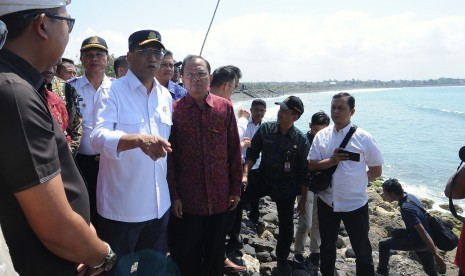 Menteri Perhubungan Budi Karya Sumadi (kedua kiri) didampingi Gubernur Bali Wayan Koster (ketiga kiri) meninjau lokasi rencana pembangunan Dermaga Penyeberangan Sanur di Pantai Matahari Terbit, Sanur, Denpasar, Bali, Jumat (26/7/2019).