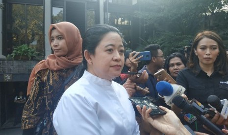 Ketua DPP PDIP Puan Maharani menghadiri pembubaran Tim Kampanye Nasional (TKN) Joko Widodo-Ma'ruf di Resto Seribu Rasa, Jakarta, Jumat (26/7). 