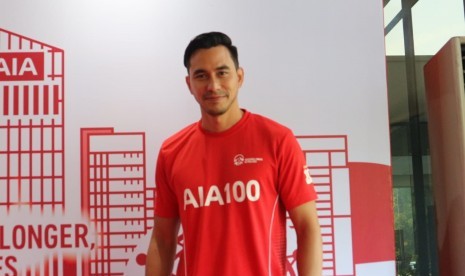 Presenter dan aktor yang juga brand ambassador AIA Centennial Darius Sinathrya saat diwawancara di wilayah Senayan, Jakarta Selatan, Jumat (26/7).