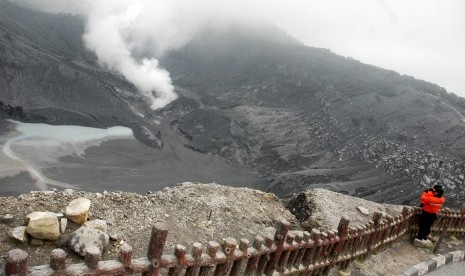 Petugas Badan Penanggulangan Bencana Daerah (BPBD), mengamati aktivitas Tremor Vulkanik di kawasan Gunung Tangkuban Parahu, Subang