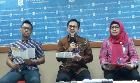 Kepala Dinas Pendidikan (Dispendik) Kota Surabaya Ikhsan (tengah) memberikan keterangan pers terkait Sanggar Kegiatan Belajar (SKB) bagi anak putus sekolah di Balai Kota Surabaya, Jumat (26/7).