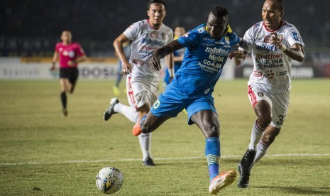 Pesepak bola Bali United Leonard Tupamahu (kanan) berusaha menghalangi pesepak bola Persib Bandung Ezechiel Ndouasel (kiri) saat pertandingan Sepak Bola Liga 1 2019 di Stadion Si Jalak Harupat, Kabupaten Bandung, Jawa Barat, Jumat (26/7/2019). 